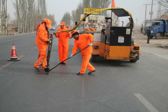 灌縫膠進(jìn)行道路裂縫修補施工