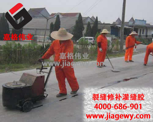 萬通公路養(yǎng)護隊停止瀝青灌縫膠灌縫作業(yè)，確保高考學生安全通暢出行