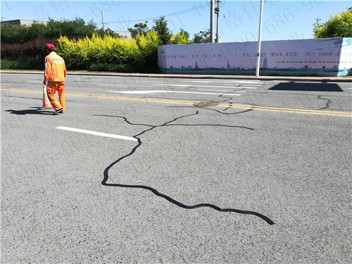 您還在抱怨嘉格瀝青路面貼縫帶價(jià)格高嗎？河南申總這么說