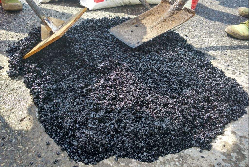 瀝青冷補(bǔ)料施工便捷，道路養(yǎng)護(hù)好幫手