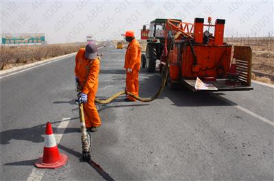 針對道路路面裂縫,應(yīng)采取什么樣的嘉格灌縫膠進(jìn)行灌縫處理呢？